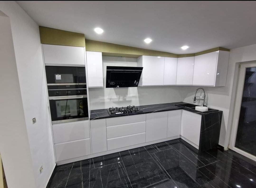 Moderne witte keuken met composiet werkblad — Badpaleis