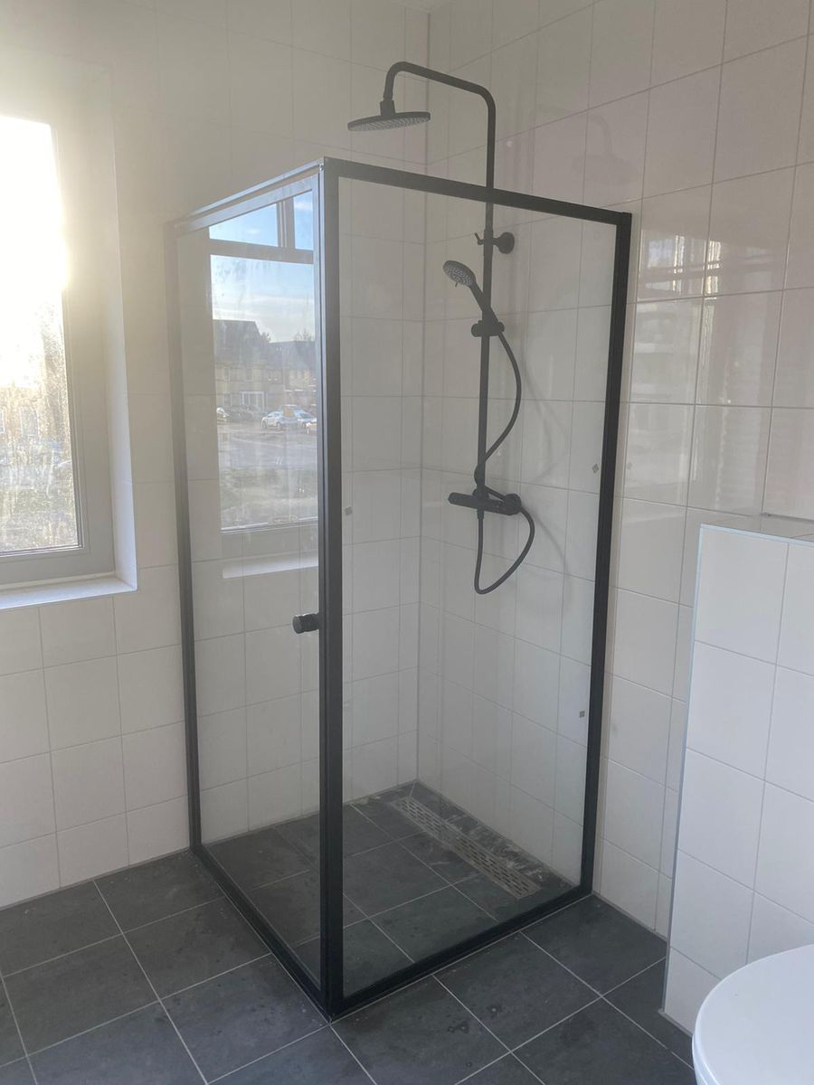 Inloopdouche met zwart frame — Badpaleis