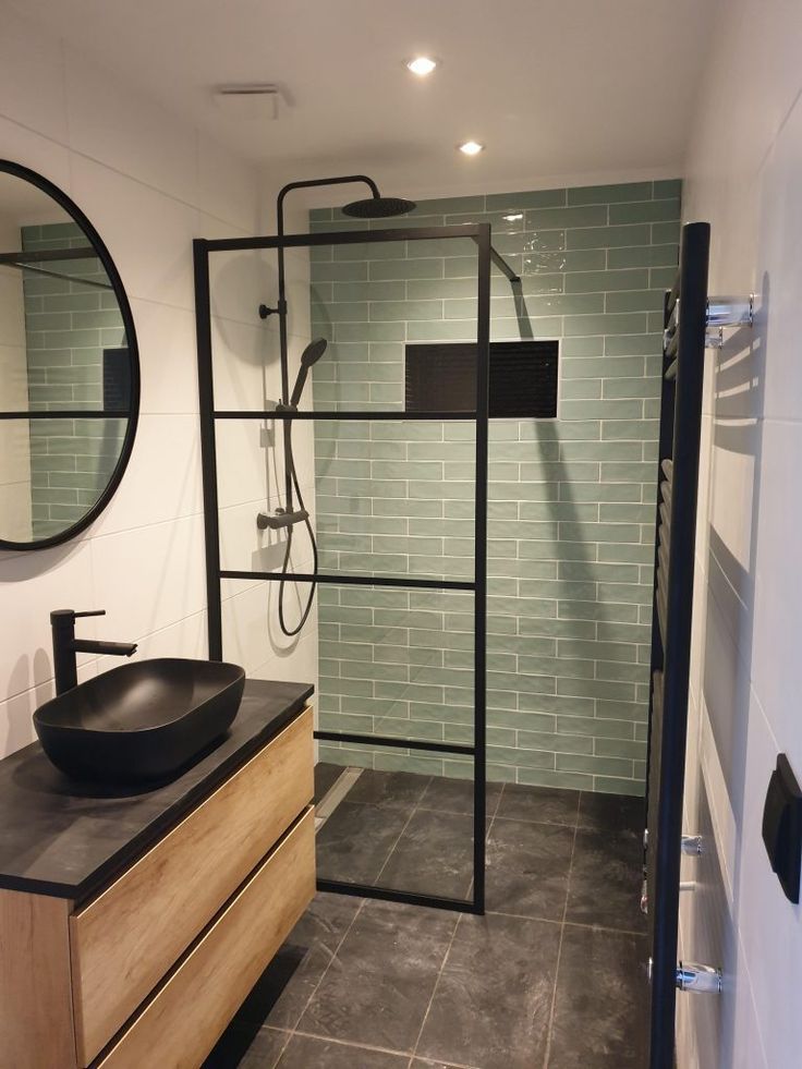 Badkamer met groene metrotegels en zwart designsanitair — vakmanschap Badpaleis