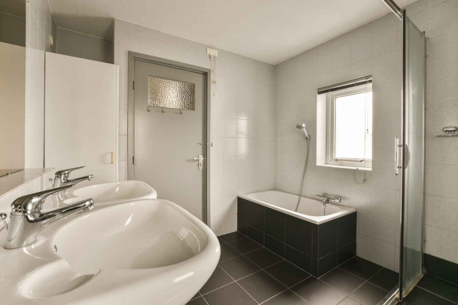 a bathroom with a sink, mirror and bathtub in the same color as it appears on the wall next to the tub